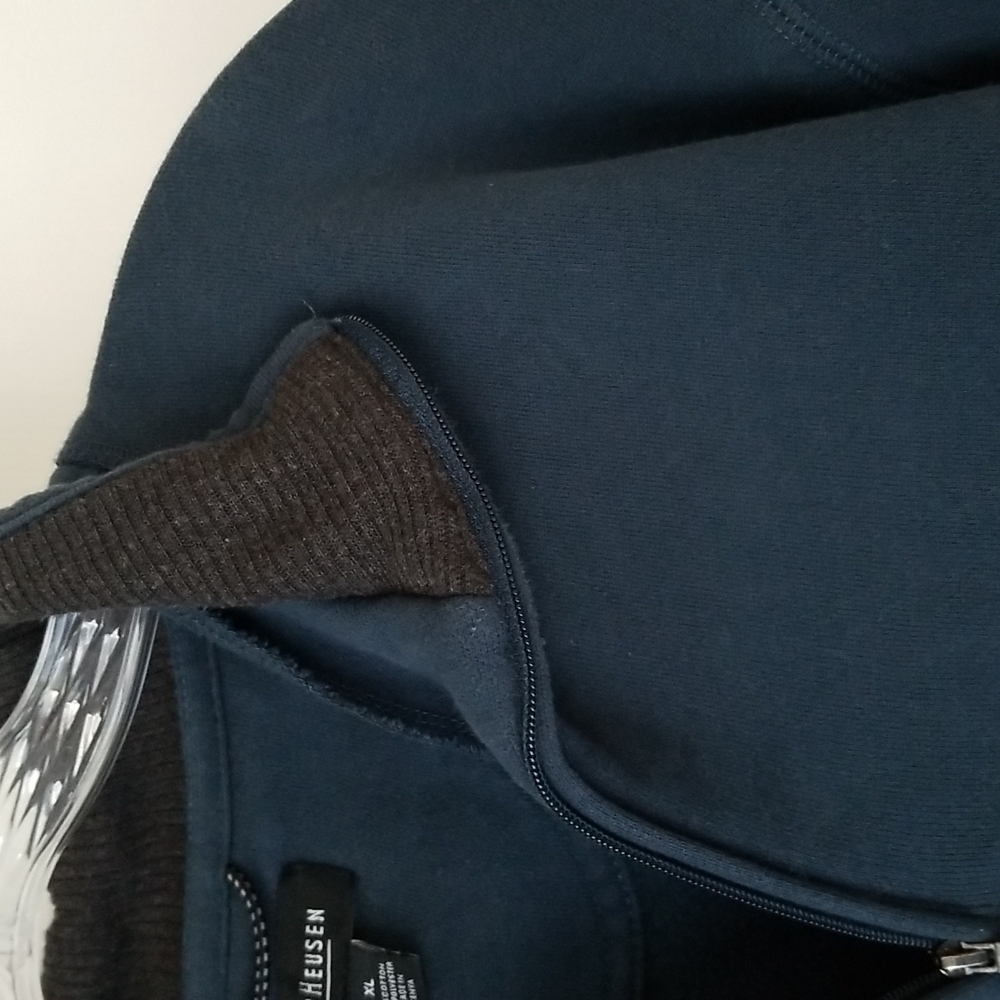 Van Heusen pull over - Picture 3 of 4